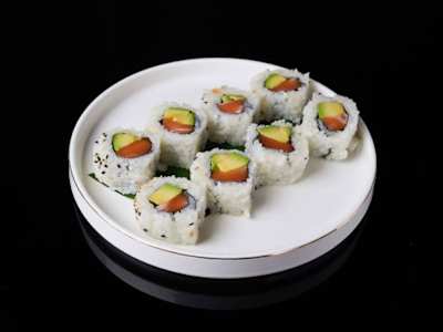 Uramaki salmone con avocado-093