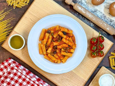 Rigatoni con promodorini, olive e capperi