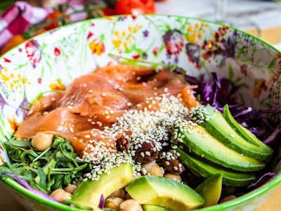Poke salmone