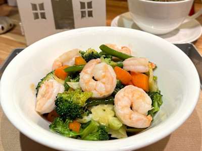 WOK DI VERDURE CON RISO VENERE E MAZZANCOLLE*